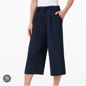 Lululemon Noir Crop. Black. Sz 8. Versatile pant for everyday wear.